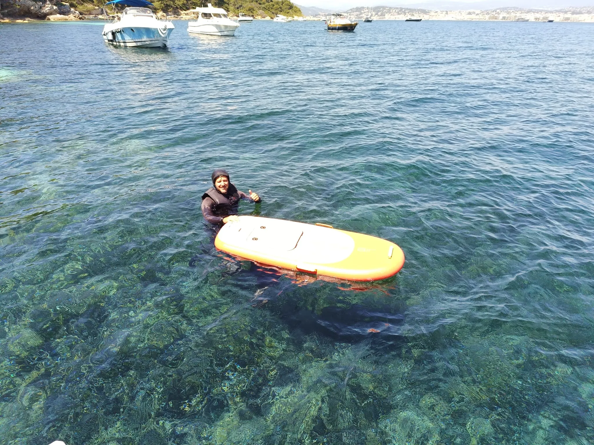 Planche eFoil dans l'eau turquoise des Îles de Lérins