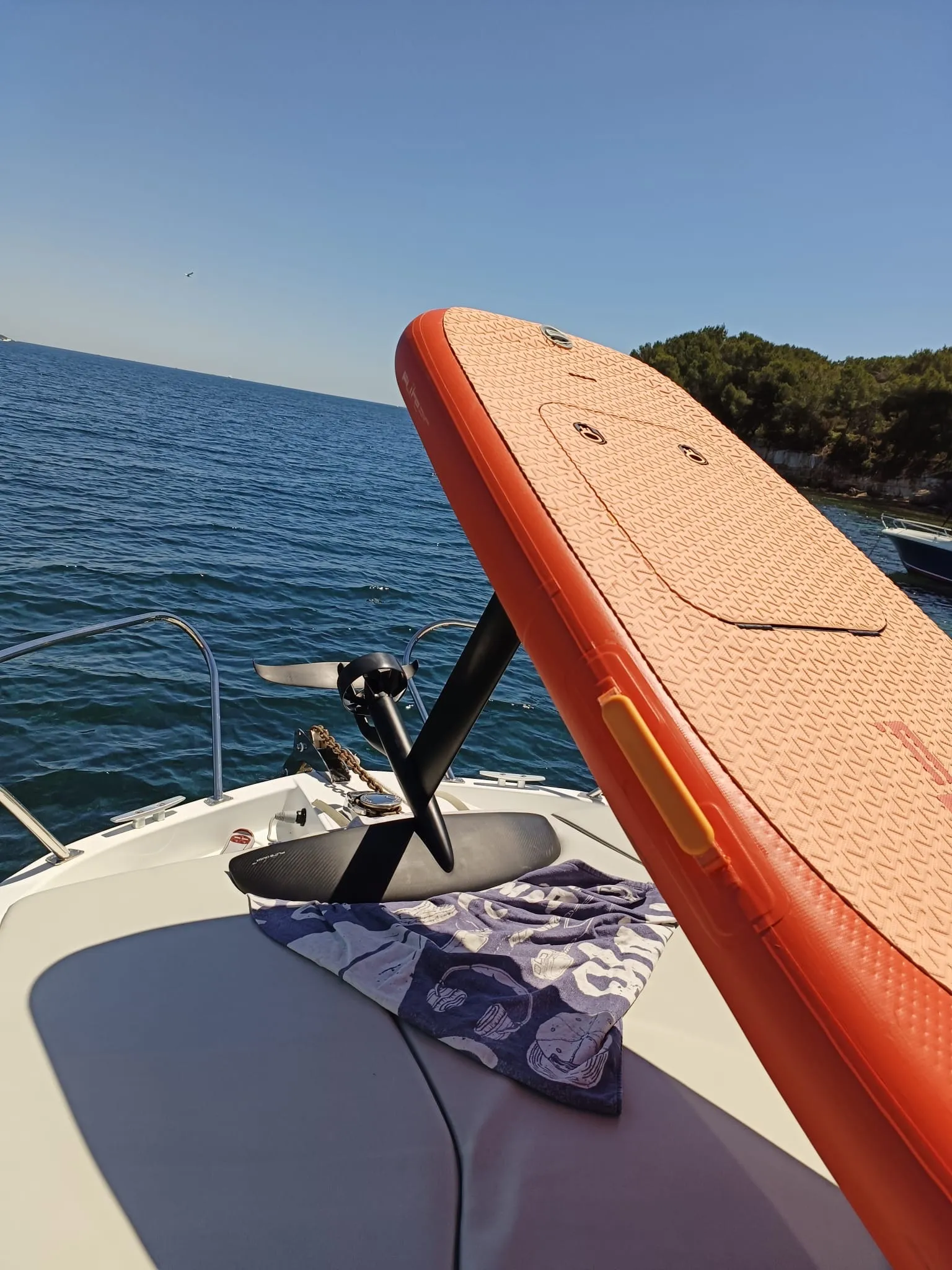 Planche eFoil posée à bord du bateau